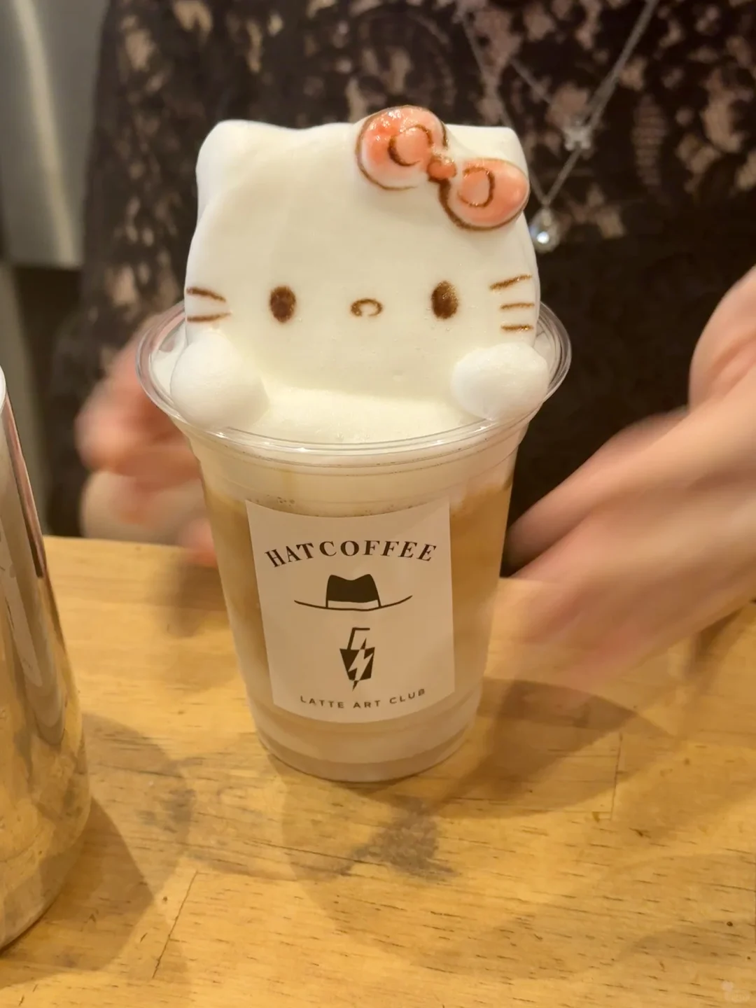 This Hello Kitty coffee is unbelievably cute—they draw it for you live, and the emotional value is completely maxed out!