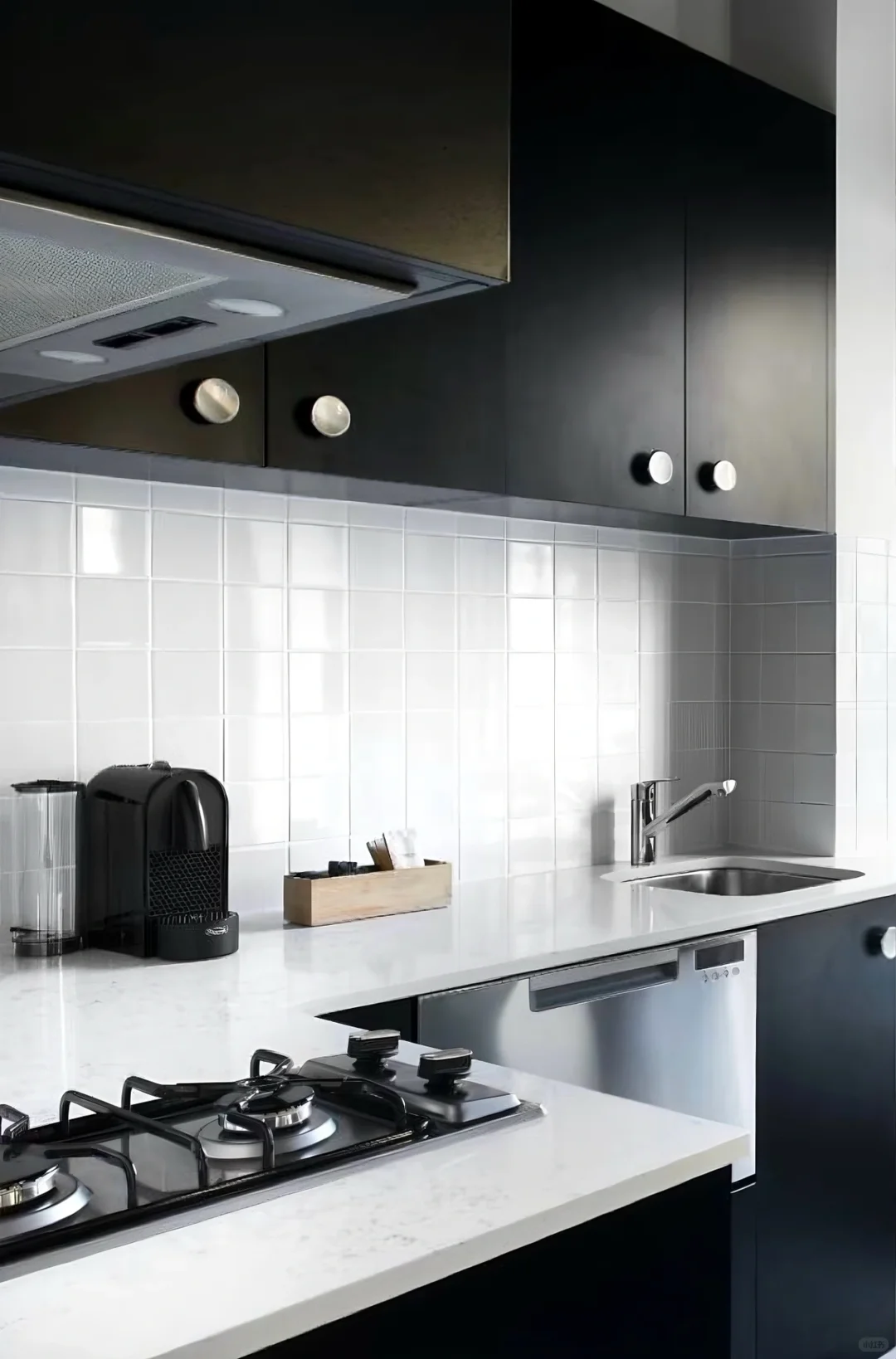 Veriu Broadway offers spacious rooms fully equipped with a kitchen, washing machine, dryer, dishwasher, and refrigerator, ideal for preparing your own meals during your stay.