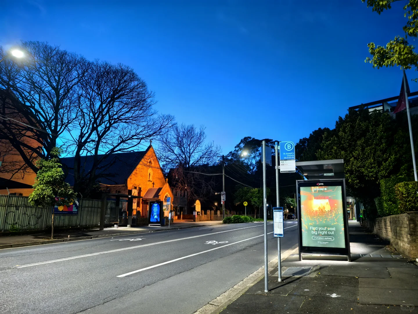 Rydges Camperdown offers spacious rooms with two 1.5-meter beds and a bus stop right outside for convenient city access, perfect for budget-conscious families.