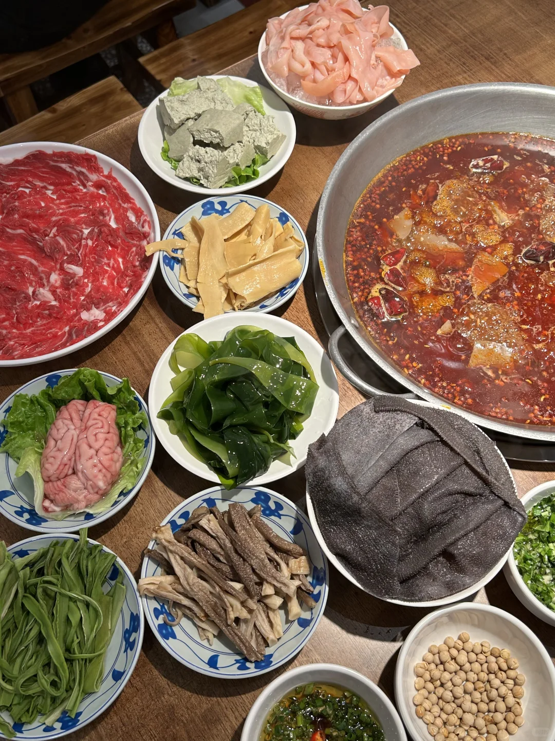 No QR code ordering, just a handwritten menu—it truly feels like dining at a small, local hot pot shop back in Chongqing.