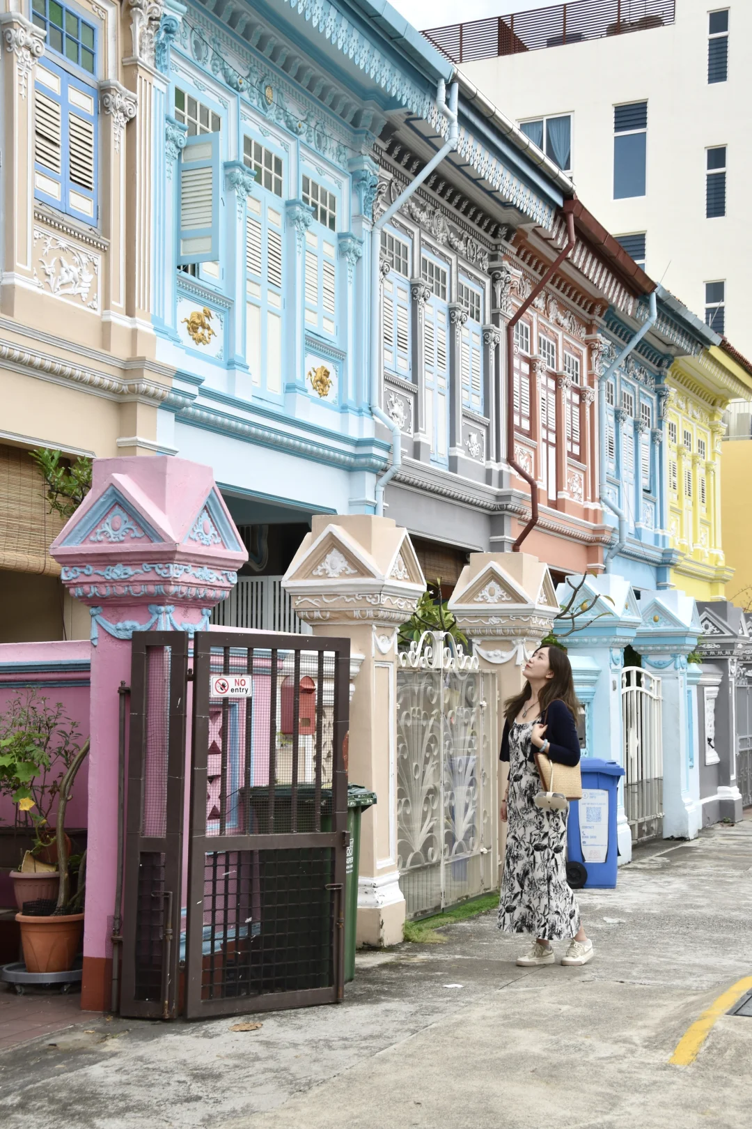Skip the queues at popular restaurants. Singapore's malls are full of delicious and affordable food courts, perfect for eating like a local!