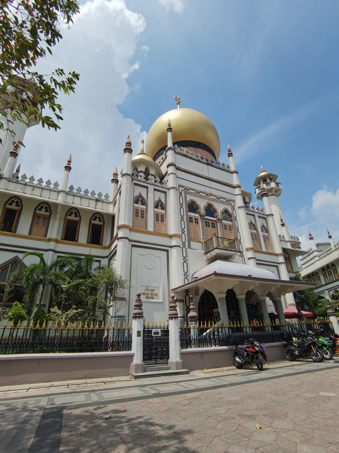 For solo travelers, The POD capsule hotel is a great choice—it's just a few minutes' walk from Sultan Mosque and Haji Lane, making it a perfect starting point for a city walk.